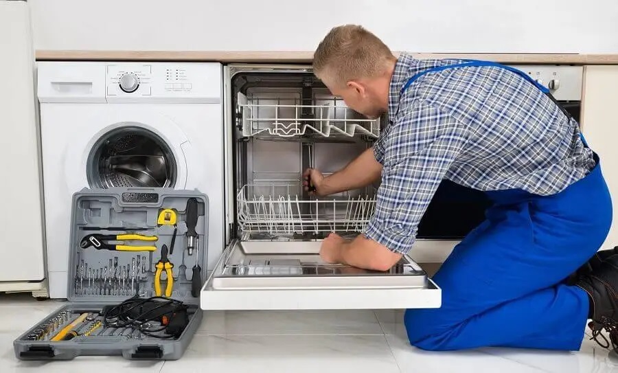Kuyucak General Electric servisi teknisyen ekibi beyaz eşya tamiri yaparken